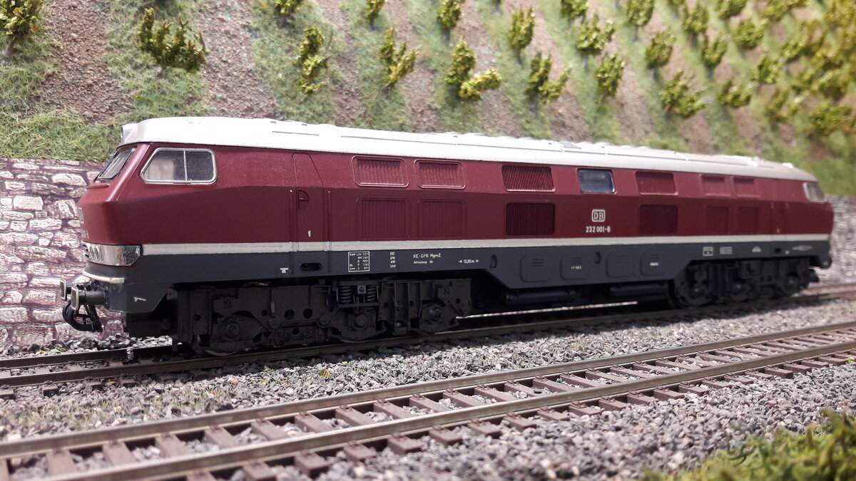 BR 232 001-8 erwischt an den Weinbergen in Harrstadt, Modell Rivarossi ab BJ 1971,
nachdigitalisiert , für die Zeit ein sehr schönes Modell