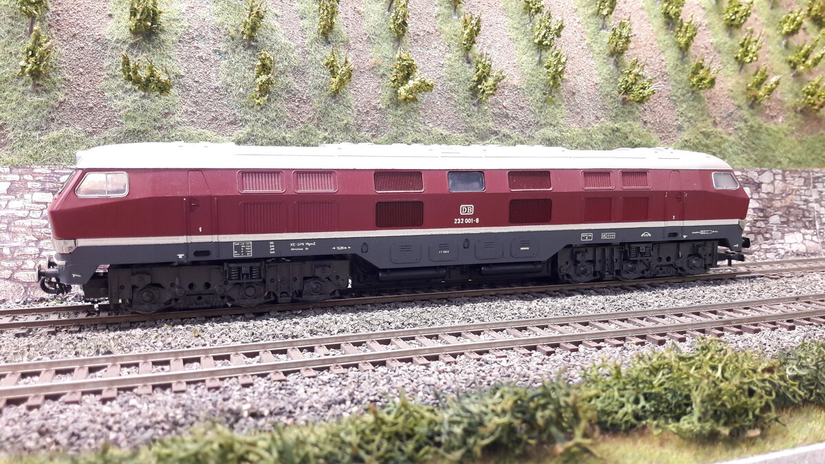 BR 232 001-8 erwischt an den Weinbergen in Harrstadt, Modell Rivarossi ab BJ 1971,
nachdigitalisiert , für die Zeit ein sehr schönes Modell