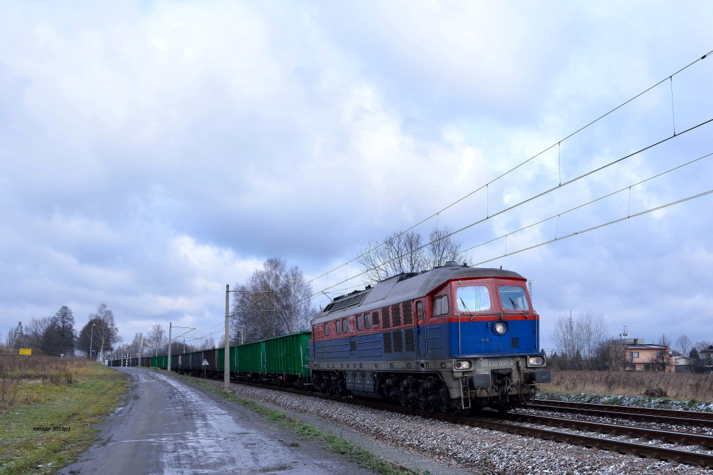 BR 232 037-2 mit einem Kohlenzug bei Tychy(Tichau)am 25.11.2013.