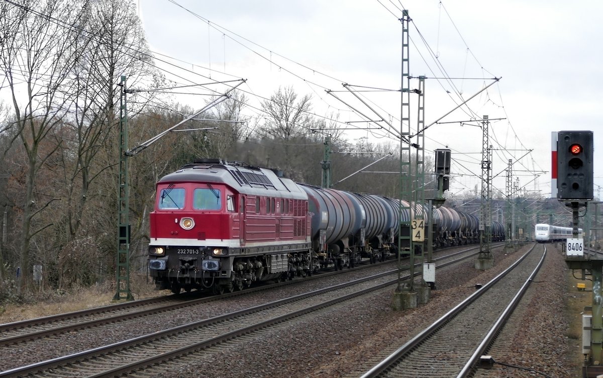 BR '232 701-3' der LEG-Leipziger Eisenbahnverkehrsgesellschaft mbH Güterzug, gefolgt von einem ICE 1 auf Gl.3, beide kurz vor dem passieren des Bahnhofes Berlin Jungfernheide im März 2021.