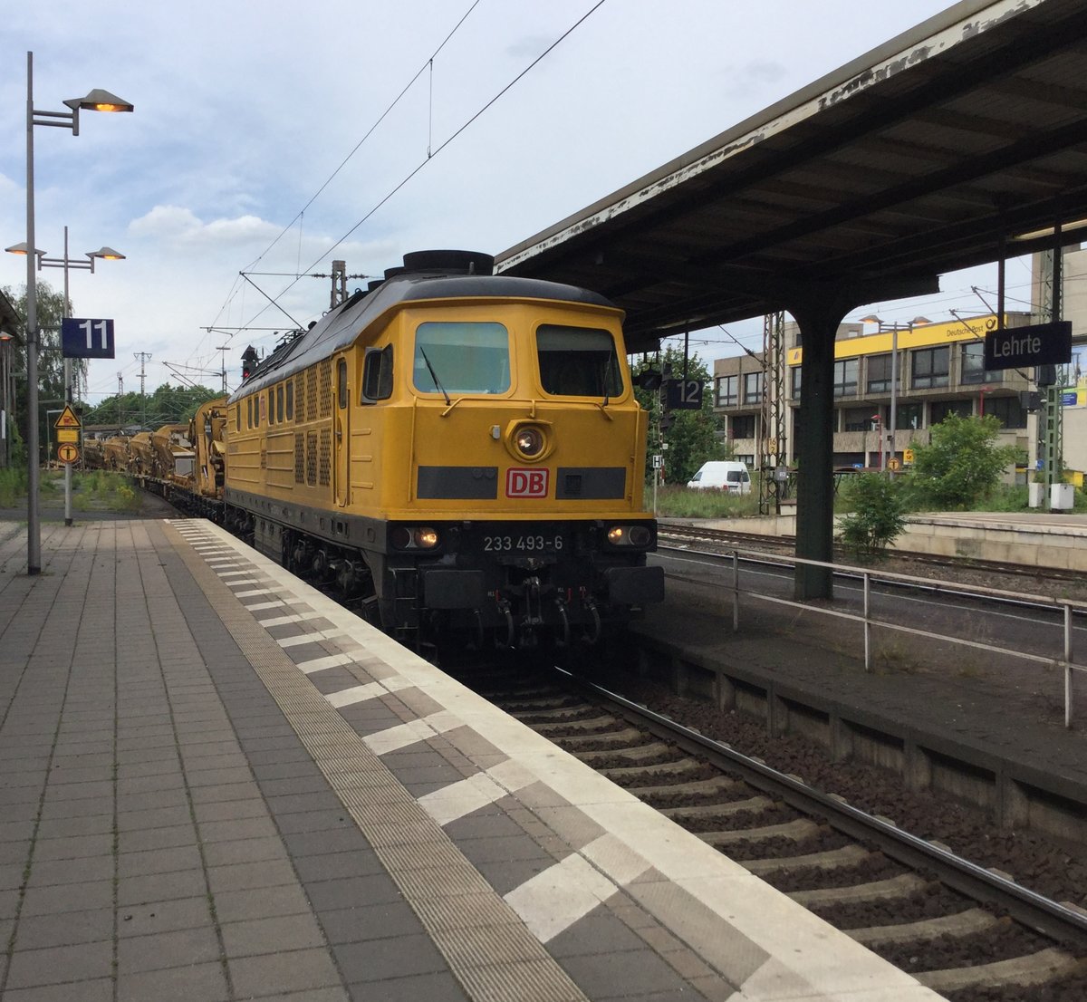 BR 233 493, in Lehrte, im Jahre 2016, mit DB-Bauzug.