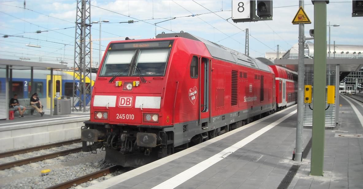 BR 245 010 wartet auf Ausfahrt in München Hauptbahnhof am 13.09.2018