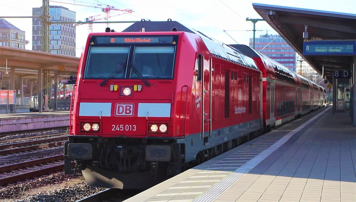 BR 245 013-8 ( 92 80 1245 013-8 D-DB) der Südostbayernbahn am 21.11.2020 im Münchener Ostbahnhof. (Nach Mühldorf/Oberbay)