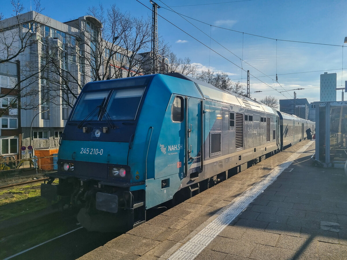BR 245 210-0 mit einem RE 6 nach Westerland (Sylt) in Hamburg Altona, 28.01.2023.