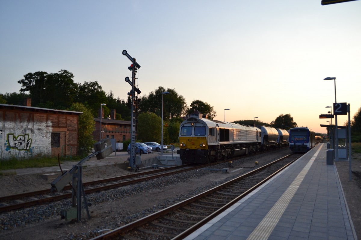 BR 247 Euro Cargo Rail kreuzt mit ihrem Umleiter im Bahnhof Niederfinow mit BR 650 der NEB.16.07.2015
