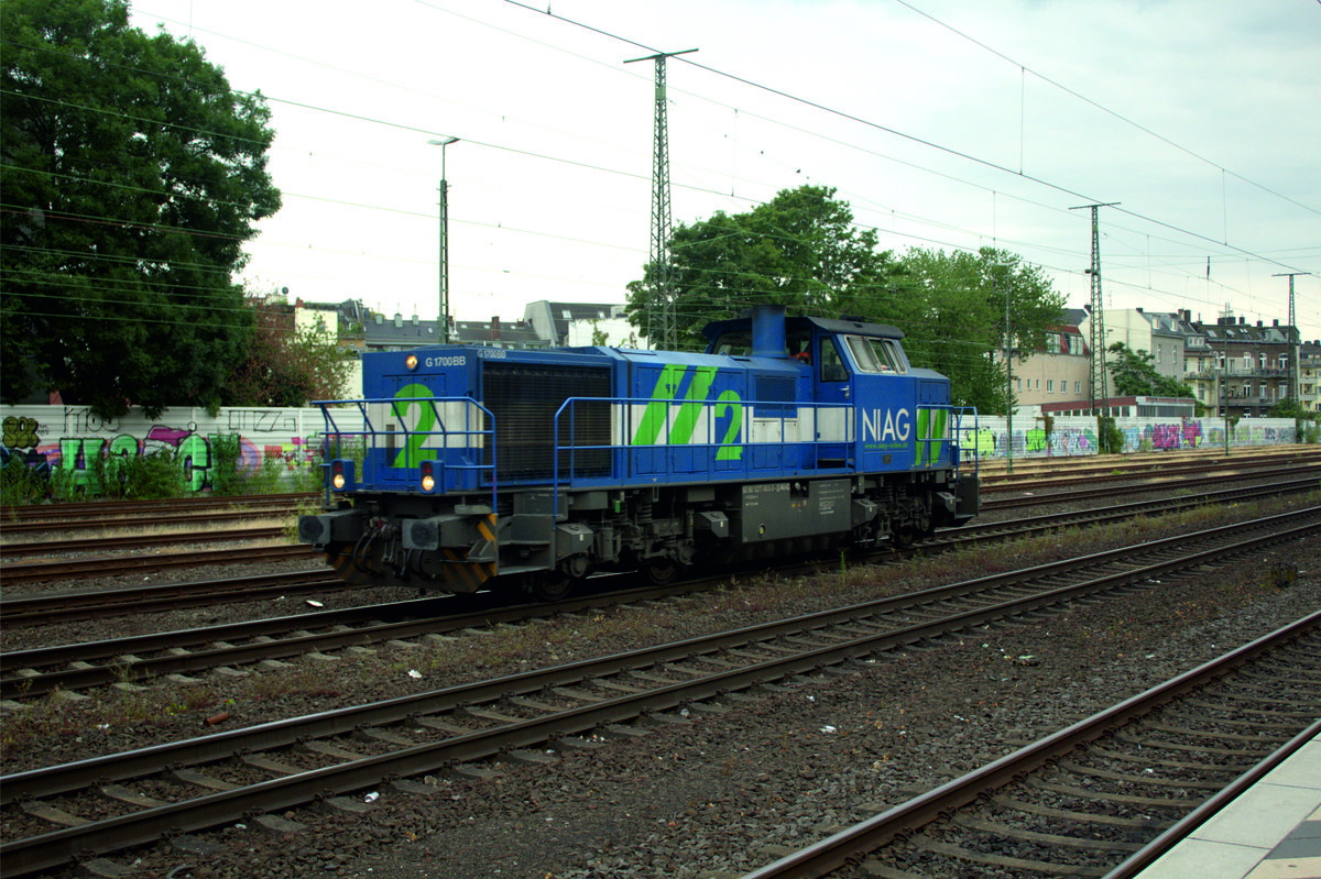 BR 277 803-3 fährt in den Abendstunden des 18.07.2019 durch Köln West