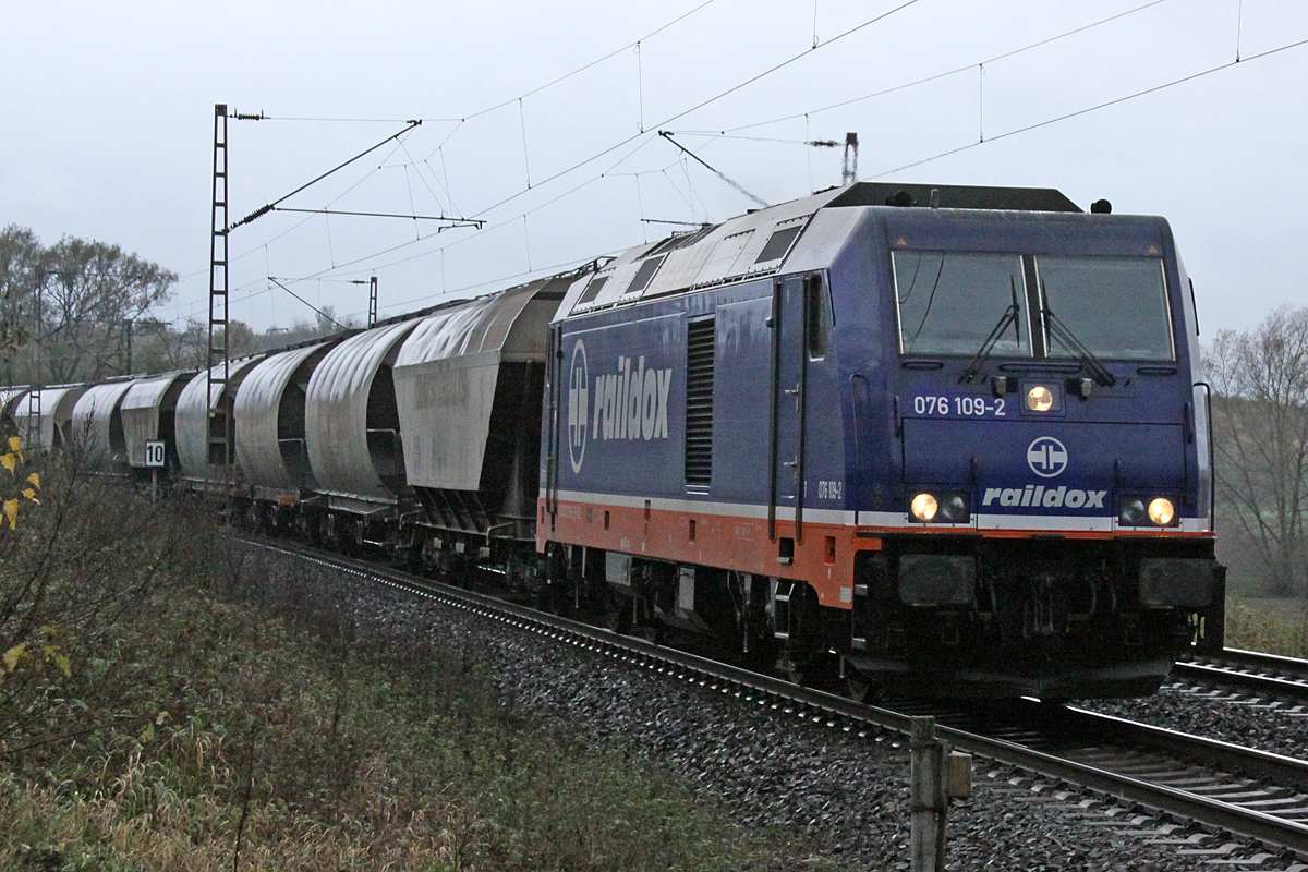 BR 285 Raildox 076 106-2 am 10.11.2017  13:36 nördlich von Salzderhelden  am BÜ 75,1 in Richtung Kreiensen