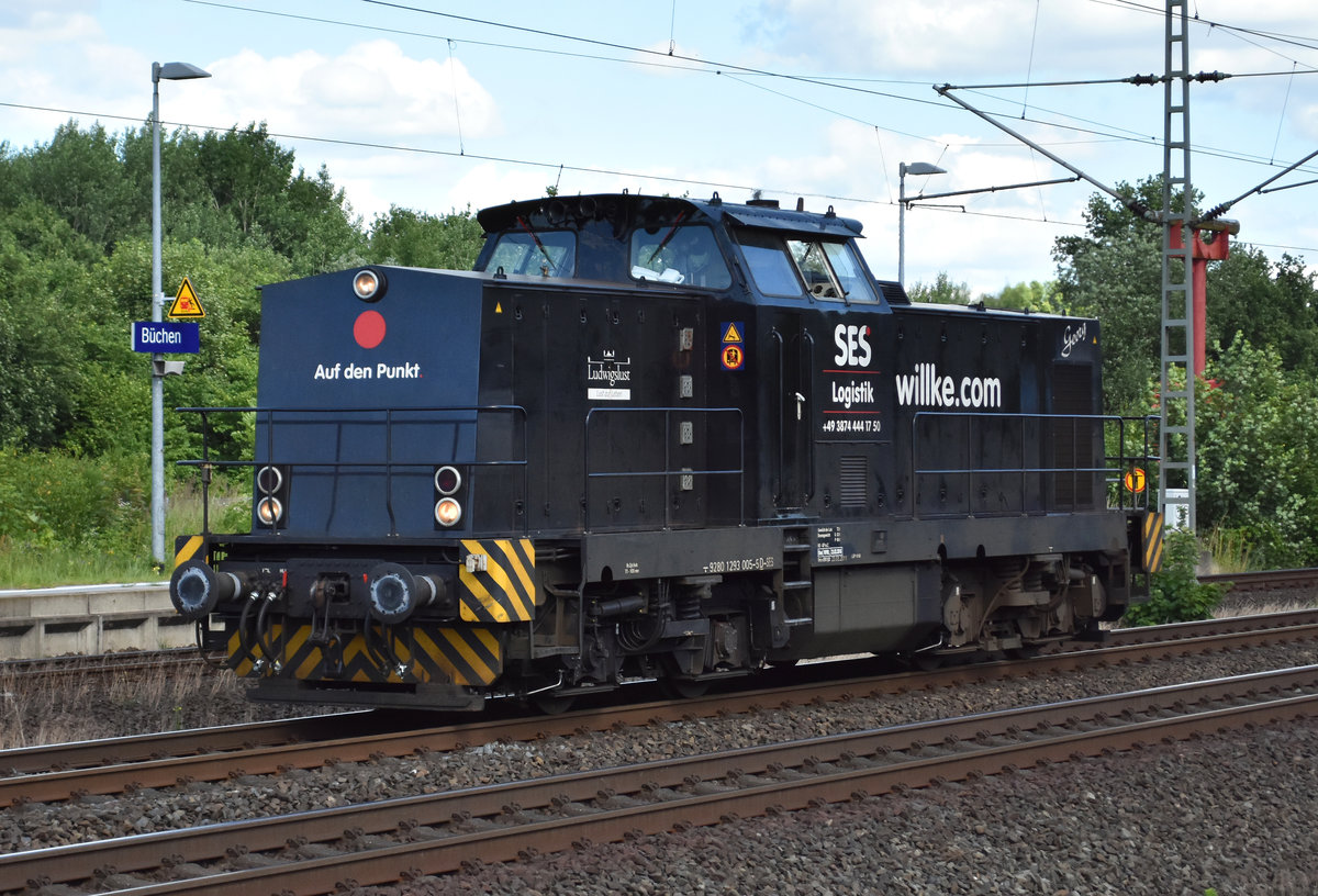 BR 293 005-5 von der SES Logistik GmbH, aus Richtung Hagenower Land. Durchfahrt Bahnhof Büchen. 26.06.2017