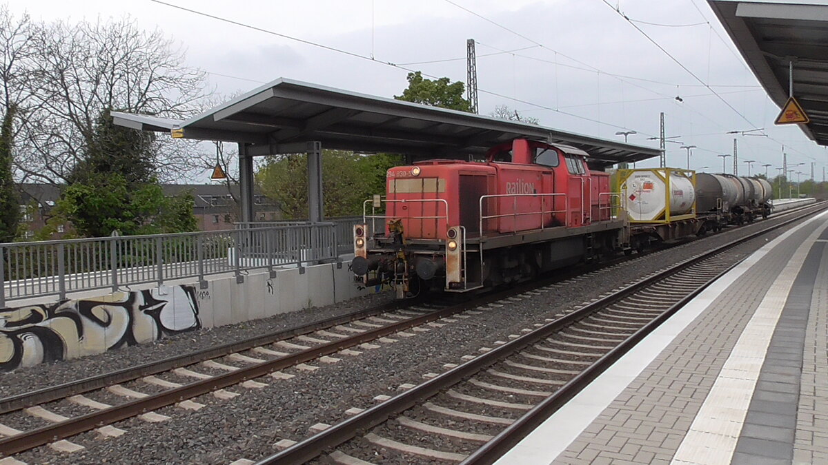 BR 294 830-5 Railion am 28.04.2017 mit Kurzgüterzug Moers Bahnhof