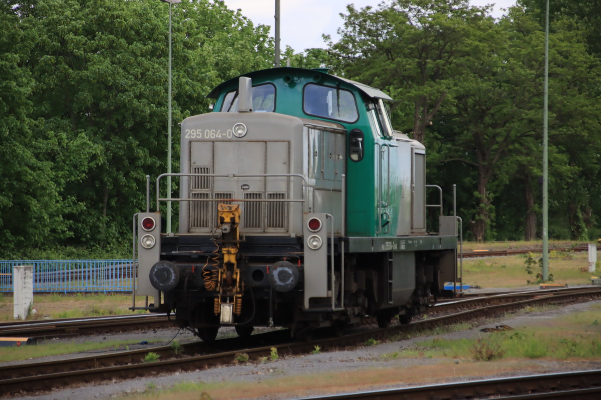 BR 295 064 wartete am 01.05.2020 auf Ihren Einsatz in Duisburg Holzhafen