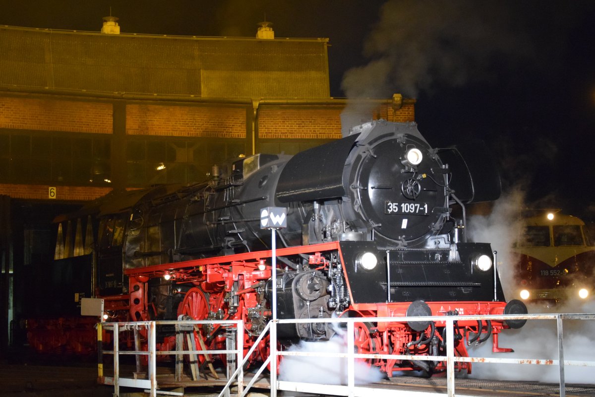 BR 35 1097-1 fährt am Abend des 06.04.2018 langsam und majestätisch aus dem Schuppen des Dresdner Eisenbahnmuseums auf die Drehscheibe, um sich anlässlich der Nachtfotoparade den Fotografen zu präsentieren.