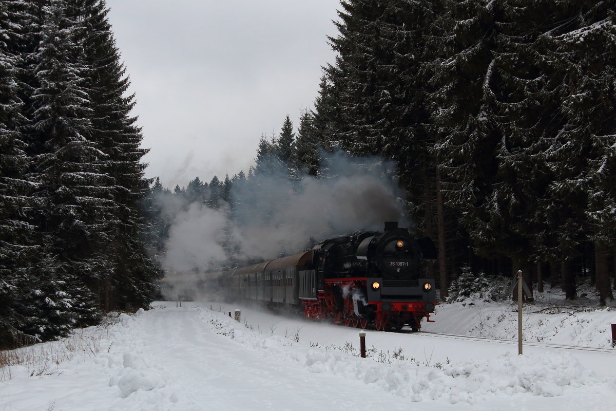 BR 35 1097 bei der Abschiedsfahrt der Strecke Falkenstein -  Gunzen , Adorf. Die winterliche Landschaft bei Schöneck am Skiwanderübergang fand am 09.12.2017 den Weg auf den Stick.