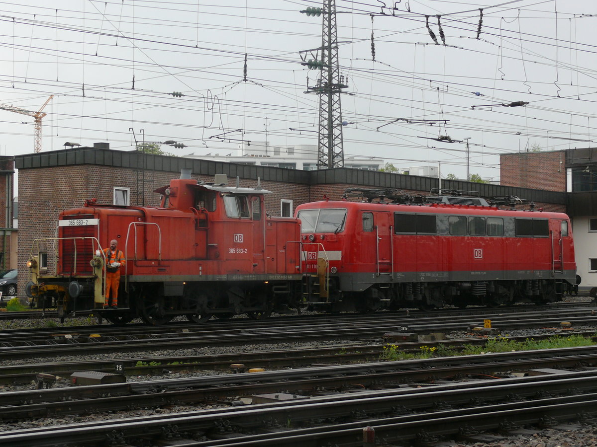 BR 365 283-2 zieht 111 110-3 aus dem strohmlosen Bereich in Ulm Hbf in den Abstellbereich. Aufgenommen am 23.04.2018 um 16:58.