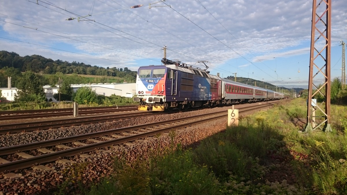 BR 371 201-5 der CD fährt morgens den 17.09.2015 mit CNL 459 von Zürich nach Prag durch den Bahnhof Drtesden-Cossebaude.