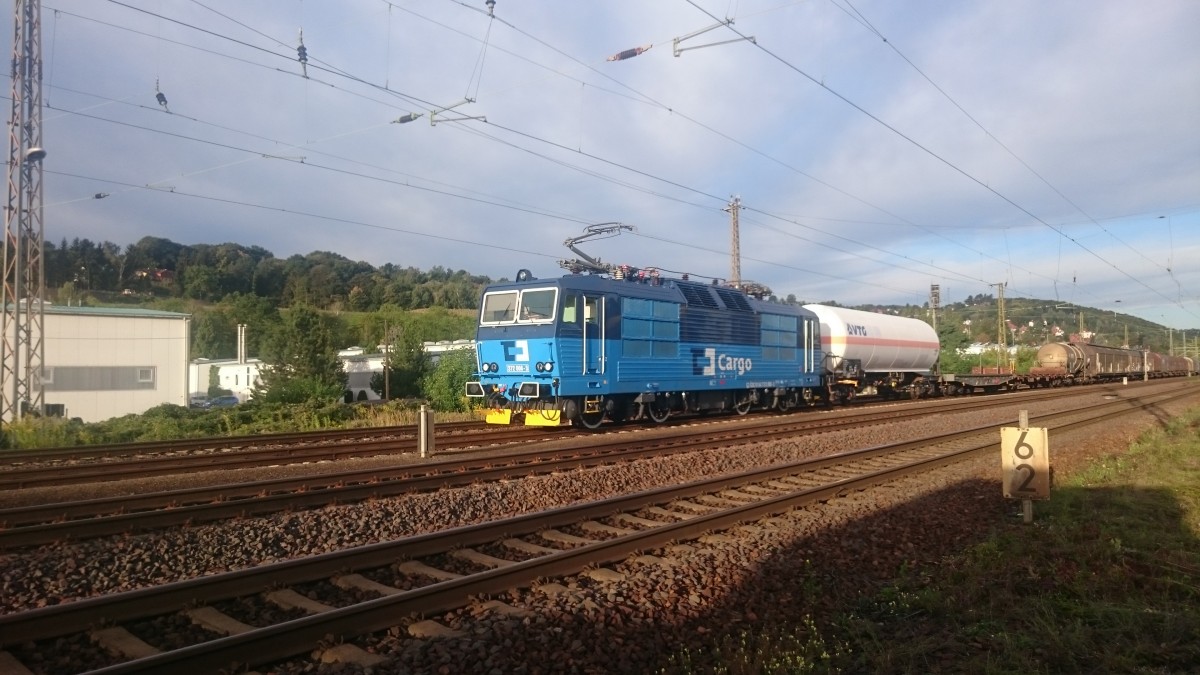 BR 372 008-3 der CD fährt am 18.September 2015 mit einem gemischten Güterzug durch Dresden-Cossebaude.Auffällig bei dieser Lok ist das 3.Spitzenlicht oberhalb der Fenster.