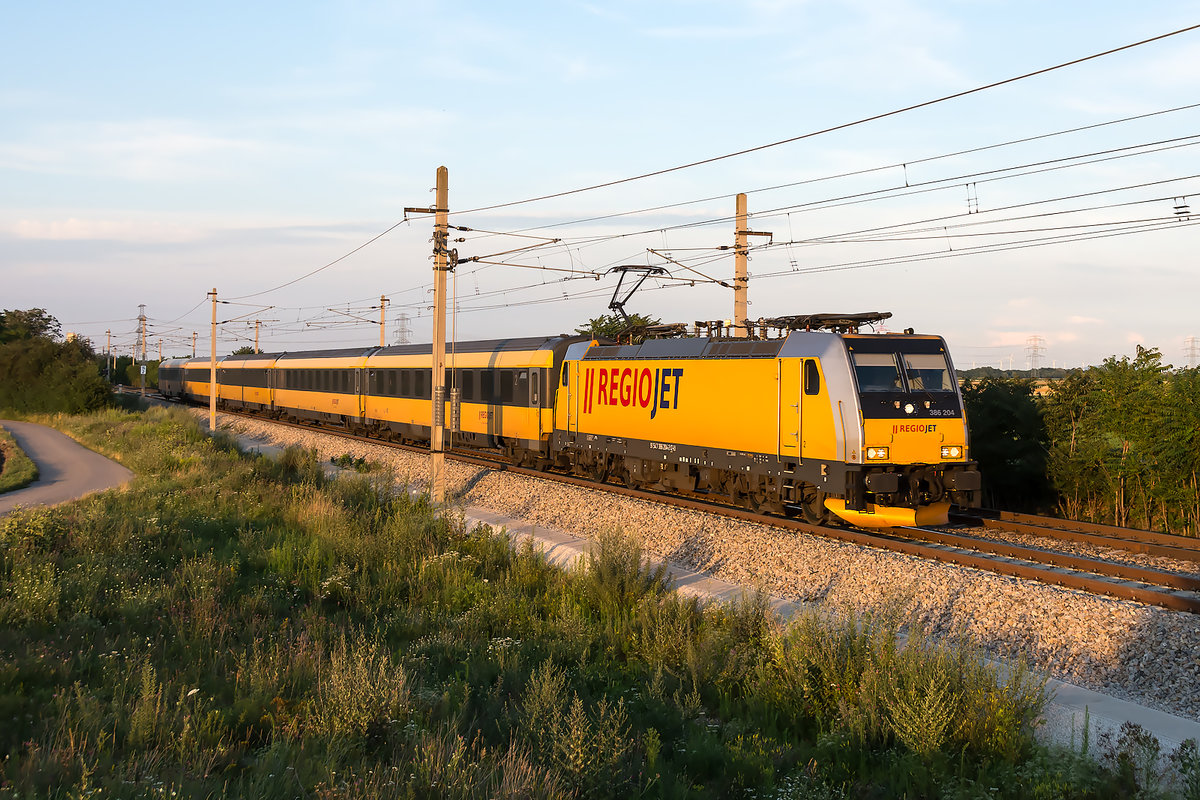 BR 386 204 konnte am Abend des 20.07.2020 in den allerletzten Sonnenstrahlen des Tages mit dem regiojet 1037 (Praha hl.n. - Wien Hbf.) fotografisch festgehalten werden. Das Foto entstand vor Wien Süßenbrunn.