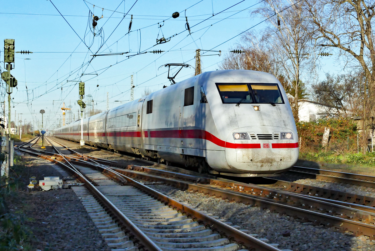 BR 401 ICE durch Brühl in Richtung Koblenz - 19.12.2019
(Aufnahmestandort: öffentliche Straße  Am Volkspark 13  beim Autohaus Brühl unter der Eisenbahnbrücke. Zu finden unter Google: Am Volkspark,Brühl !