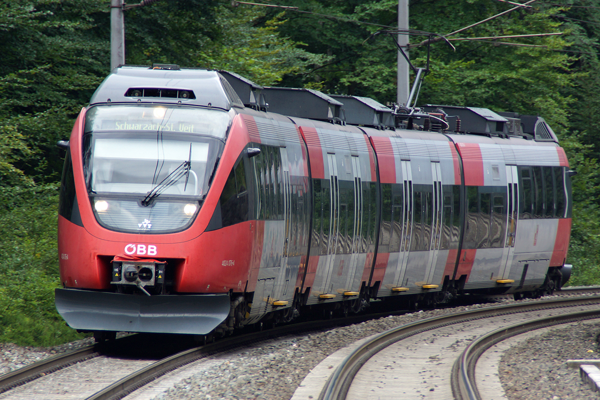 BR 4024 nach Schwarzach St. Veit am 20.08.2013 bei der Einfahrt in Leogang.