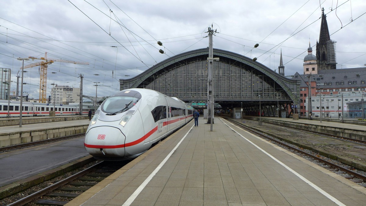 Br 407 als ICE von Frankfurt am Main im Hauptbahnhof von Köln. (17.11.15)