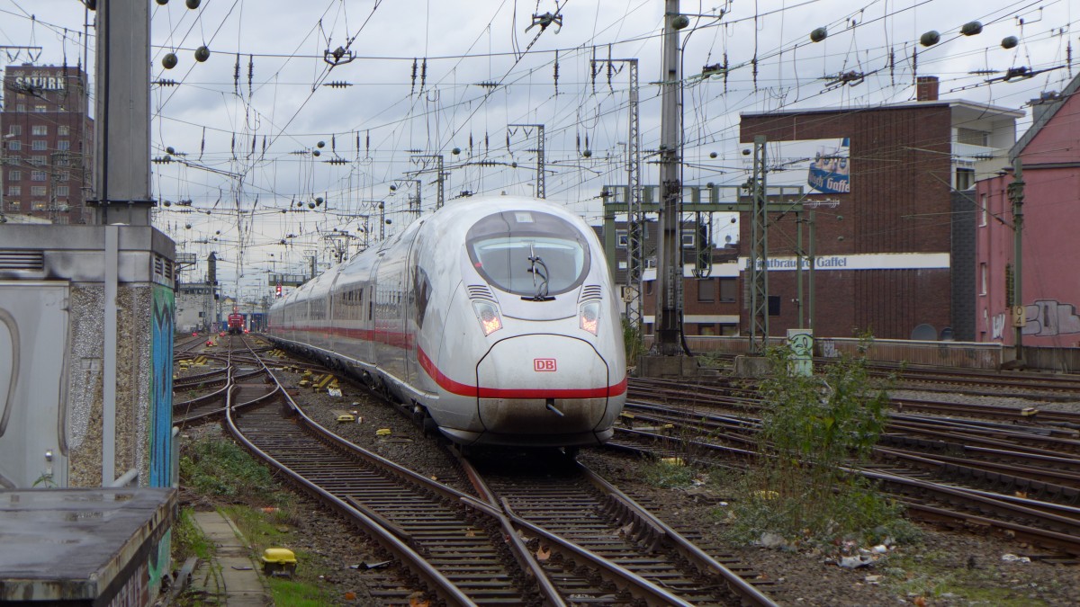 BR 407 verlässt Gleis 5 des Kölner Hbf in Richtung Bahnbetriebswerk. Zuvor kam er als ICE 912 aus Frankfurt am Main Hbf und wird in kürze als ICE 913 wieder nach Frankfurt fahren. (17.11.15)