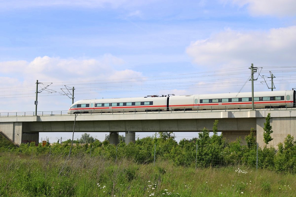 BR 411 (Tz 1155  Mühlhausen/Thüringen ) als ICE 1544 (Linie 50) von Leipzig Hbf nach Frankfurt(Main)Hbf überquert die Bundesstraße 6 am Eisenbahnknotenpunkt Gröbers auf der NBS Erfurt–Leipzig/Halle (VDE 8.2; KBS 580). [25.5.2017 - 16:44 Uhr]