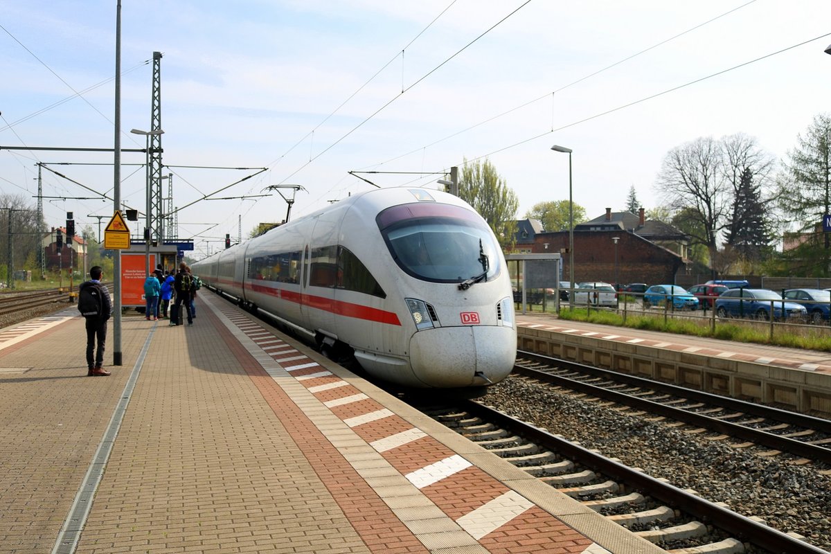 BR 411 (Tz 1157)  Innsbruck  und BR 415 (Tz 1123)  Hansestadt Greifswald  als ICE 1652 (Linie 50) von Dresden Hbf nach Frankfurt(M)Flughafen Fernbf durchfährt den Bahnhof Neudietendorf an der Bahnstrecke Halle–Bebra. [1.5.2017 - 10:25 Uhr]