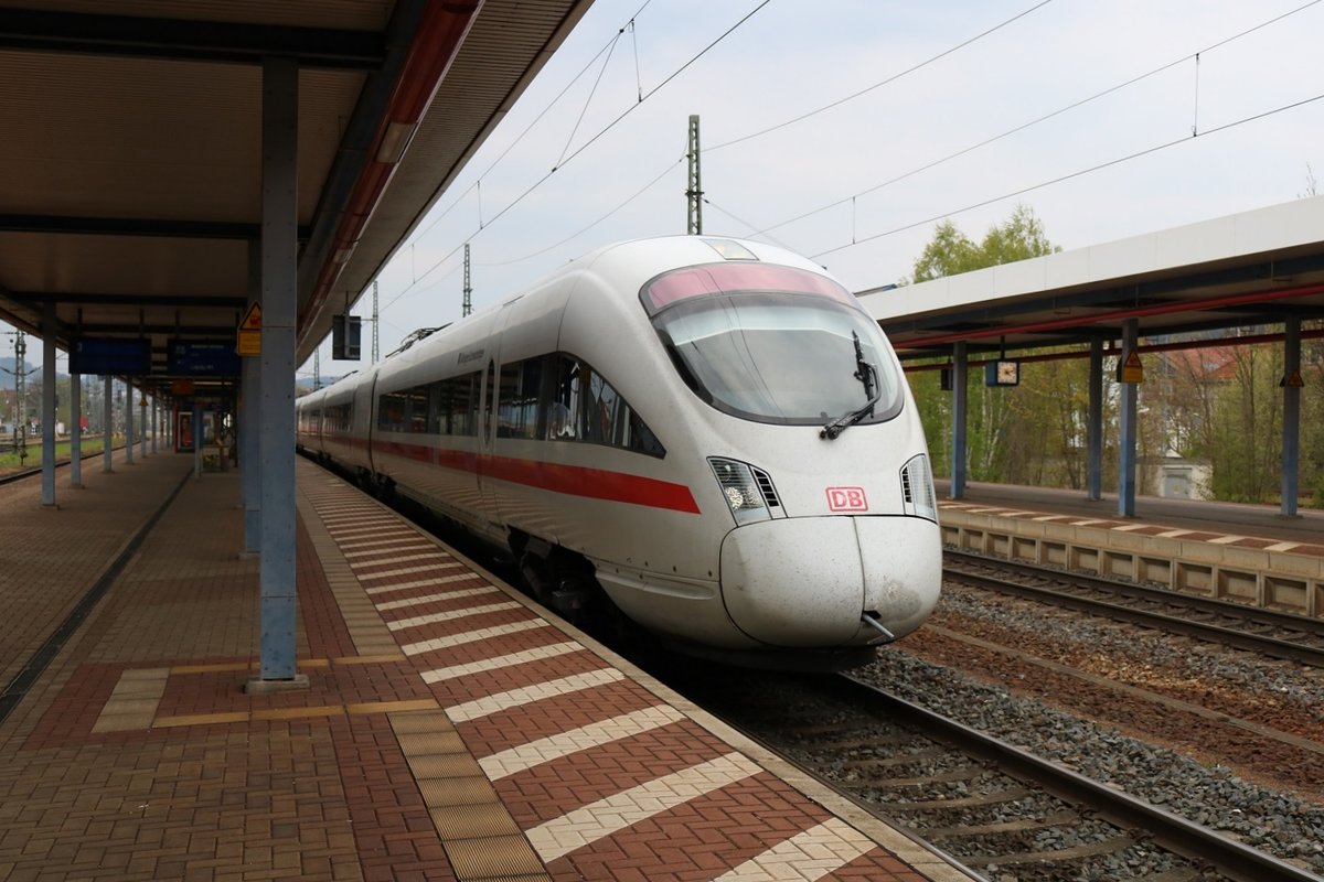 BR 411 (Tz 1175)  Villingen-Schwenningen  als ICE 1641 (Linie 50) von Fulda nach Leipzig Hbf fährt aus dem Bahnhof Eisenach. [1.5.2017 - 16:13 Uhr]