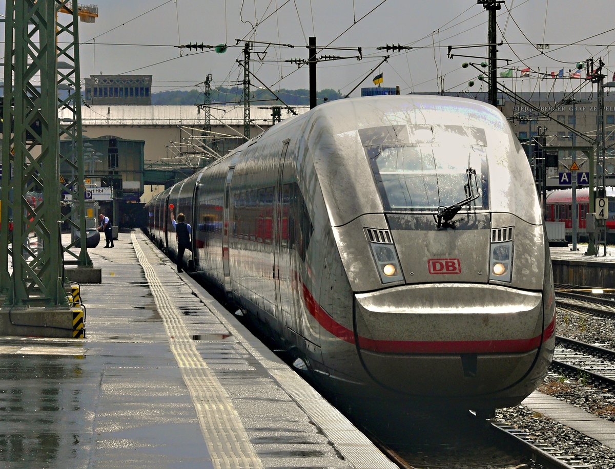 BR 412 9009 (ICE 4) wartet am 8.8.18 um 15:20 Uhr auf die Abfahrt um 15:24 Uhr als ICE 1094 nach Kiel Hbf. Kurz davor hat es aus strömen geregnet.