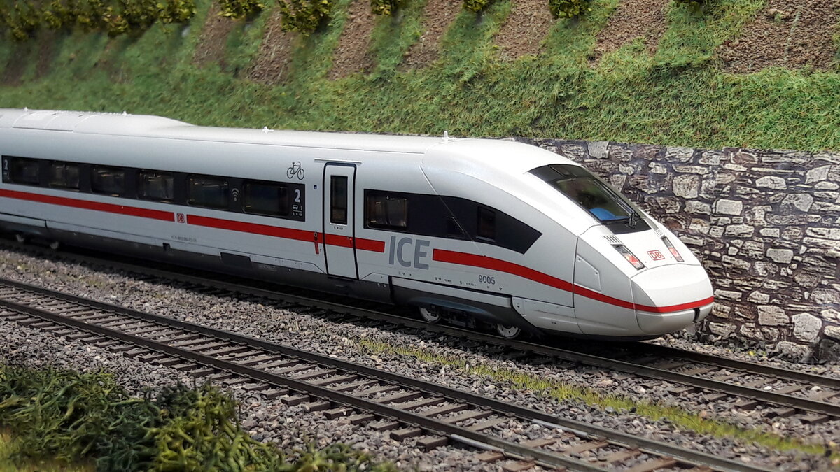 BR 412 ICE 4 erwischt in den Weinbergen von Harrstadt , Modell Piko DC Digital 51402