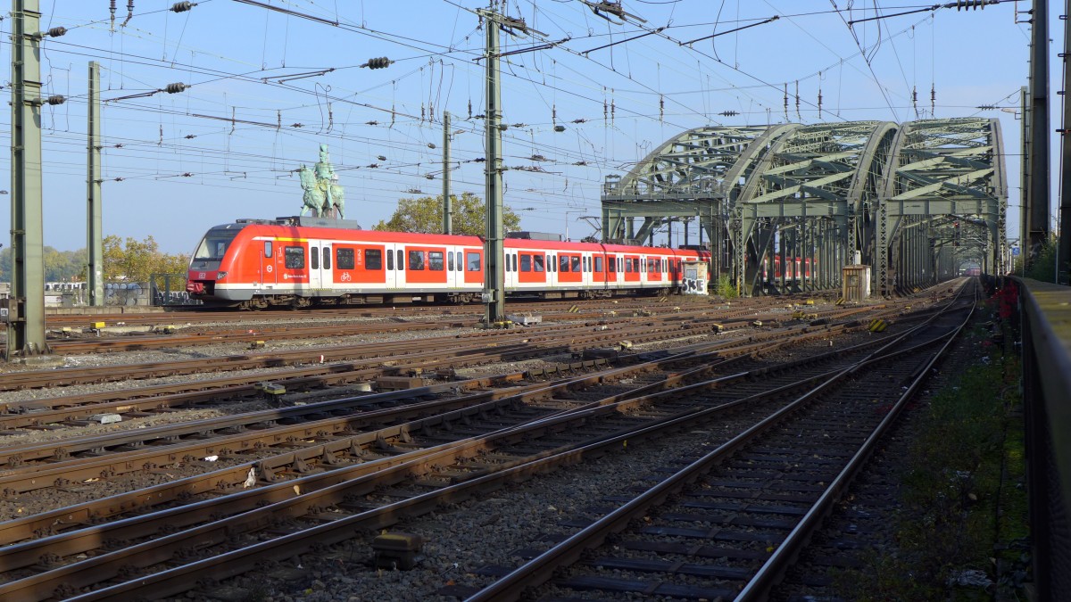 BR 422 der S-Bahn Rhein-Ruhr als S6 nach Essen Hbf, bei der Ausfahrt aus dem Kölner Hbf.
