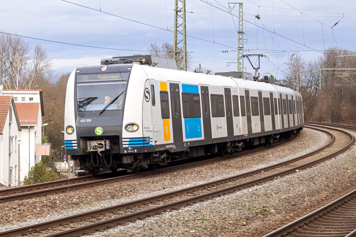 BR 423 028/528 bei der Einfahrt In Waiblingen.
S3 von Backnang - Stuttgart Vaihingen.
Der Fahrplanwechsel Im Dezember 2022 brachte noch einmal die 423 zurück auf die S3. Mittlerweile fahren wieder größtenteils BR430 auf dieser Linie. 