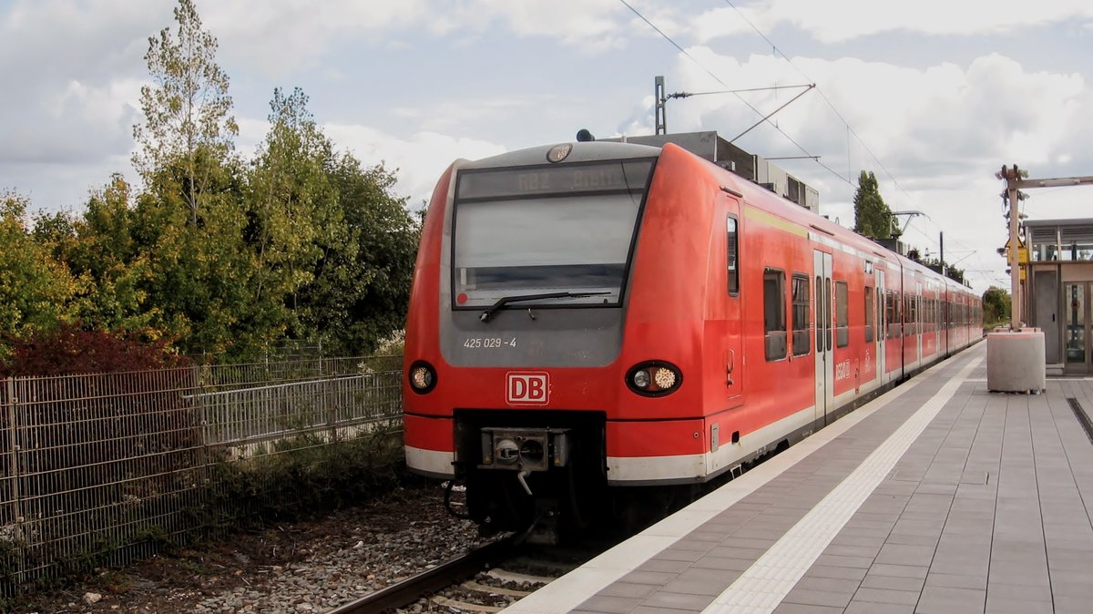 Br 425 029 steht am 03.10.17 abfahrbereit in Lampertheim. Nach der planmäßigen Überholung durch ICE 1094 fährt der Zug als RB 38850 (RB 2) nach Biblis ab.