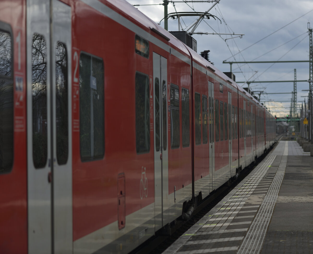 BR 425 1005 der Deutschen Bahn am 02. März in Bonn Beuel auf Gleis 1, eingesetzt auf der Linie
RB 27 nach Koblenz.