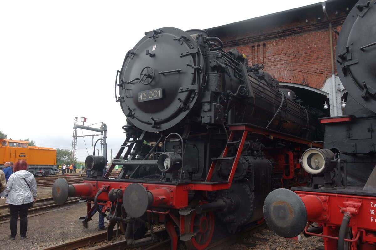 BR 43 001 im Sächsischen Eisenbahnmuseum Chemnitz-Hilbersdorf. Das Bild entstand im August 2022. Die Lokomotive ist rollfähig, aber nicht fahrfähig, und gehört offiziell dem Verkehrsmuseum Dresden.