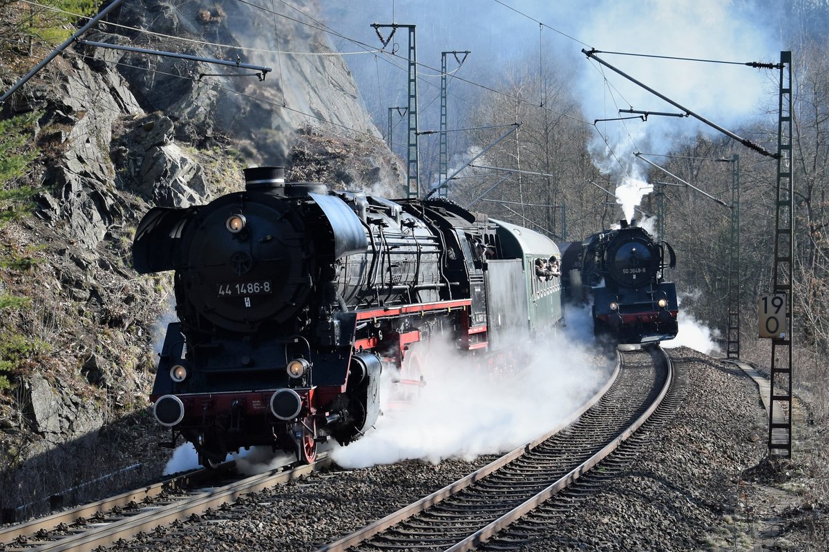 BR 44 1486-8 auf Parallelfahrt mit BR 50 3648-8 am 08.04.2018 auf der Tharandter-Rampe zwischen Tharandt und Klingenberg anlässlich des 10. Dresdner Dampfloktreffens.
