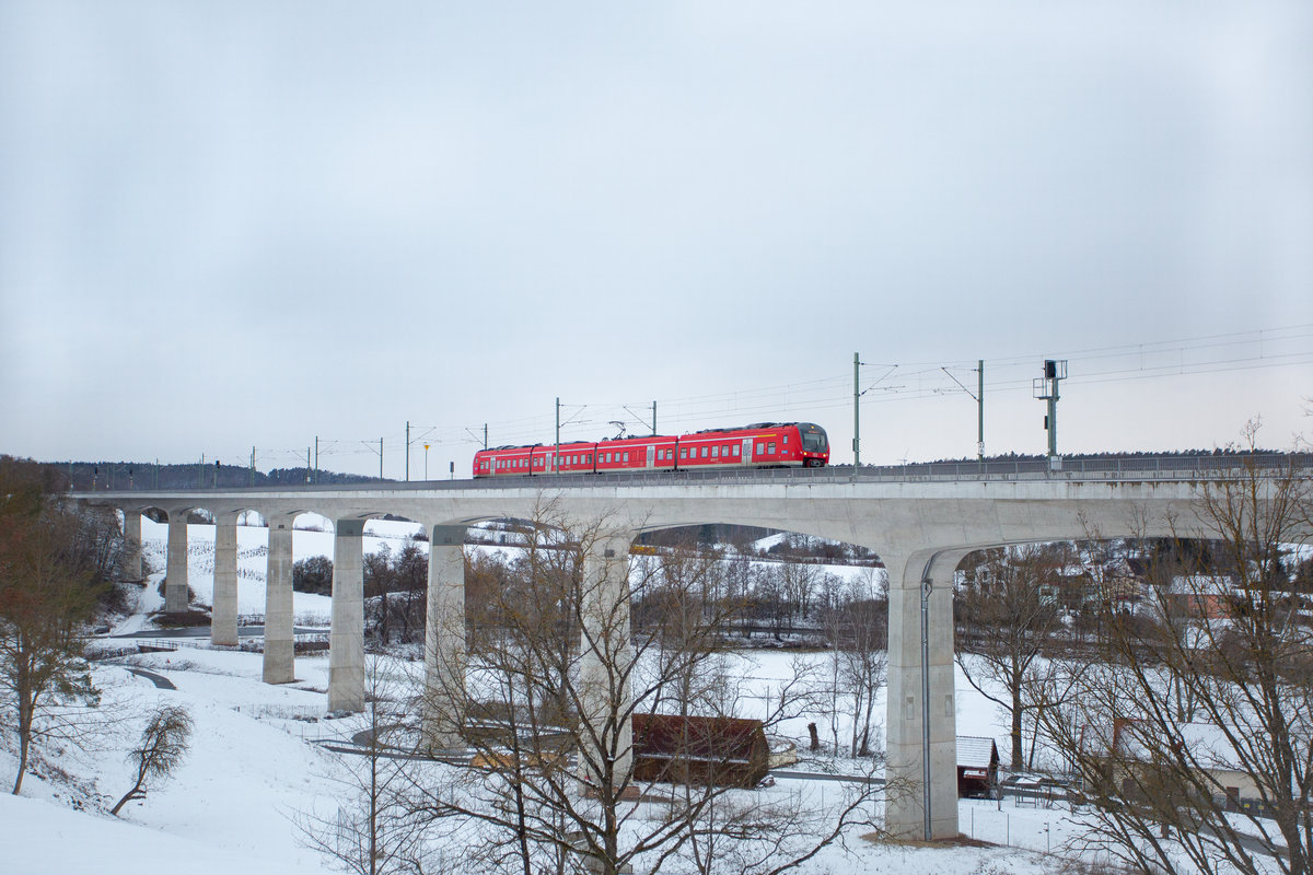 BR 440 fährt als RB Richtung Nürnberg über die Aurachtalbrücke.
Aufgenommen am 27.01.2021.