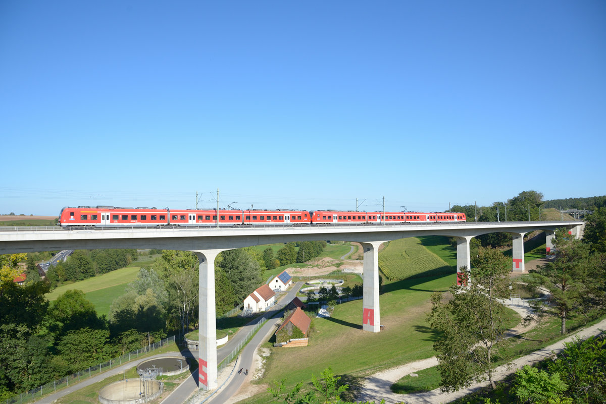 BR 440 passiert die Aurachtalbrücke bei strahlendem Sonnenschein am 20.09.2020 bei Emskirchen.