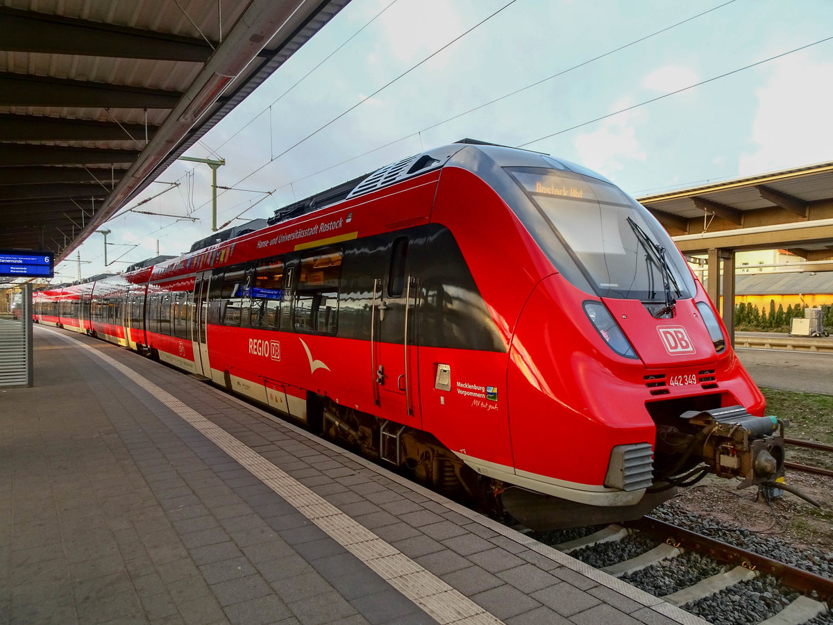 BR 442 349  Hanse- und Universitätsstadt Rostock  als S1 nach Warnemünde in Rostock Hbf, 04.12.2018.