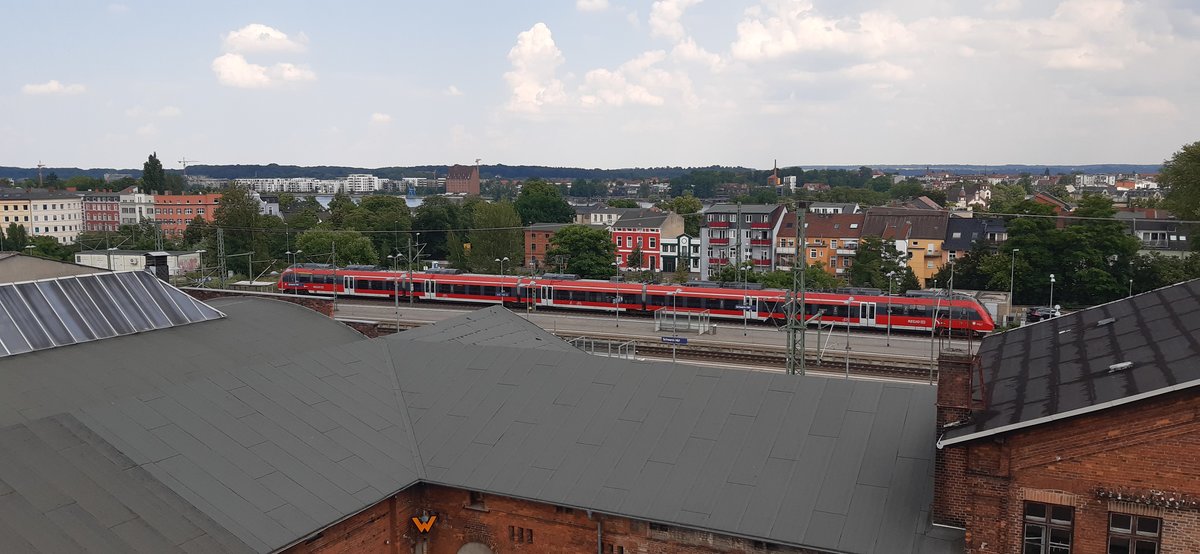 BR 442 der DB Regio Nordost am 27.06.2020 auf dem ex BW Schwerin in Blick Richtung
Schwerin HBF.