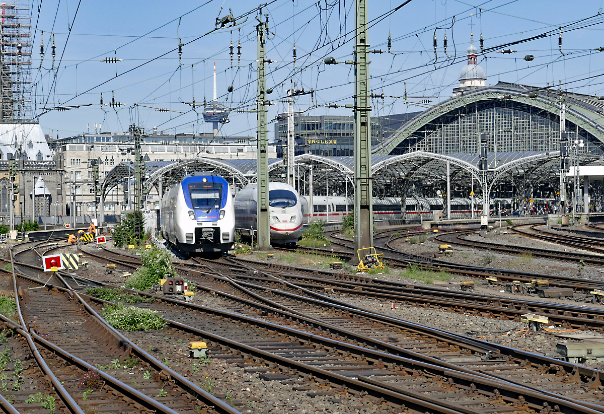 BR 442 National Express und ICE 3 bei der gemeinsamen Ausfahrt vom Kölner Hbf in Richtung Hohenzollernbrücke - 23.06.2019