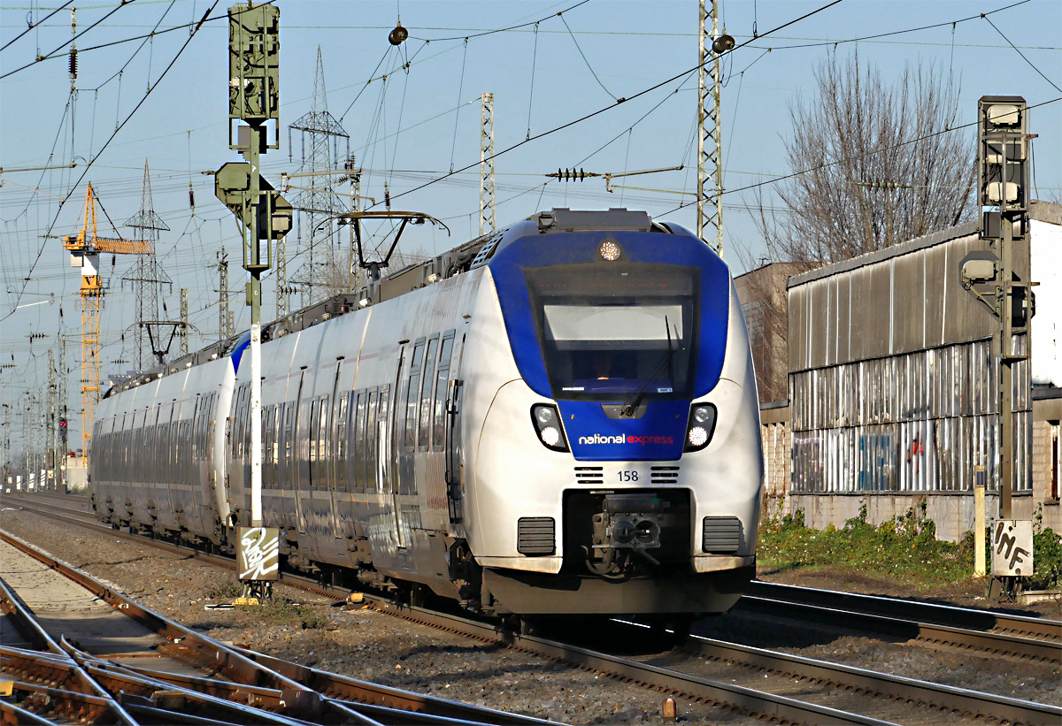 BR 442 National Express Nr. 158 als RB 48 nach Bonn-Mehlem durch Brühl - 19.12.2019
Aufnahmestandort: öffentliche Straße  Am Volkspark  beim Autohaus Brühl unter der Eisenbahnbrücke !
