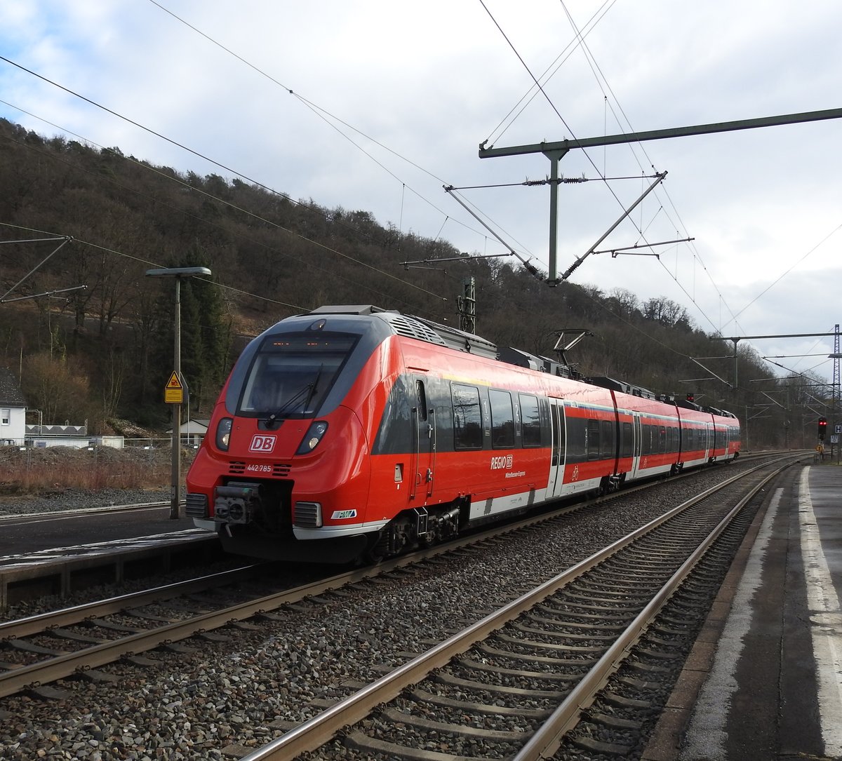 BR 442(TALENT 2)FRANKFURT-SIEGEN BEI EINFAHRT BAHNHOF HERBORN/DILLKREIS
Auf der Fahrt von FRANKFURT nach SIEGEN fährt am 7.3.2018 der DB-REGIO
 Mittelhessen-Express  in den Bahnhof HERBORN/DILLKREIS ein....