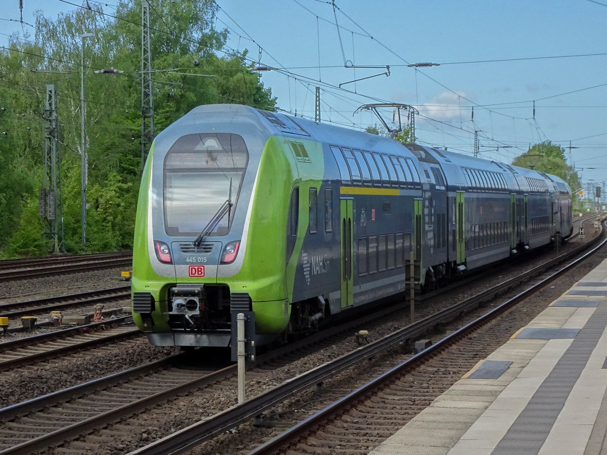 BR 445 015 mit RE 70 nach Kiel Hbf durchfährt Hamburg-Eidelstedt, 03.05.2018.