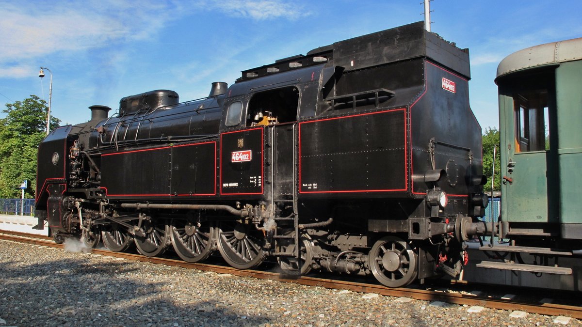 BR 464 -  Posázavský Pacifik  in station Praha-Braník (8.7.2017)