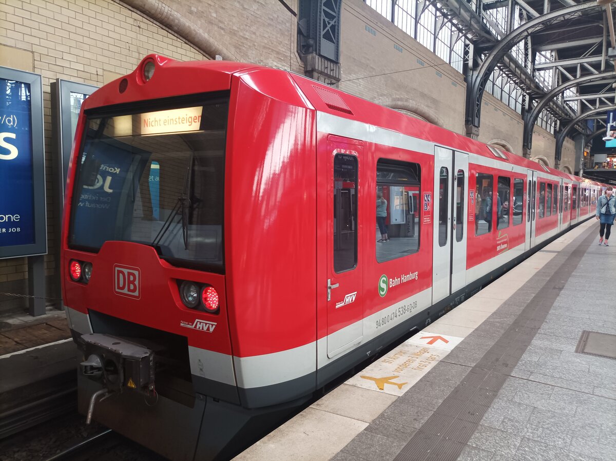BR 474 130 als Leerzug der S Bahn Hamburg am 26.07.21 in Hamburg Hbf 