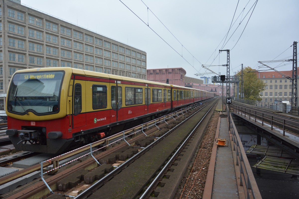 BR 481 der S-Bahn Berlin auf der Linie S 7 nach Ahrensfelde. Aufgenommen am 30.10.2014, Berlin Alexanderplatz.