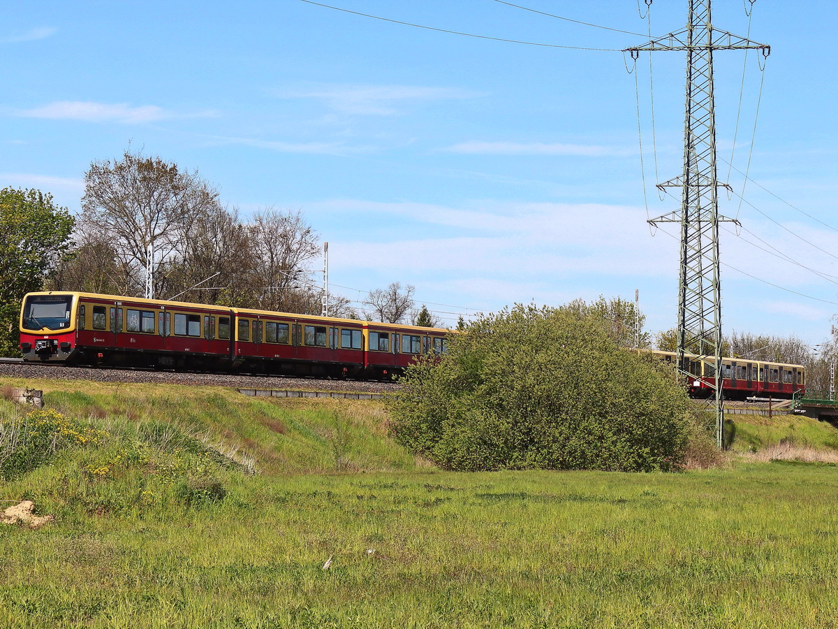 BR 481 S-Bahn Berlin Linie S9 nach Spandau bei der Ausfahrt aus den Bahnhof Waßmannsdorf am 09. Mai 2021. Zug besteht aus verschiedenen Halbzügen, erkennbar u.a. an den Türen.