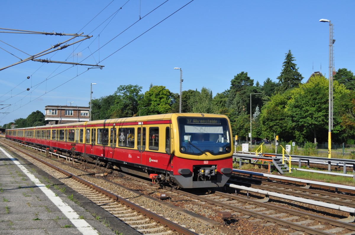 BR 481 der S-Bahn Berlin unterwegs auf der Linie S7 nach Ahrensfelde. Aufgenommen am 11.08.2013 Berlin Wannsee. 