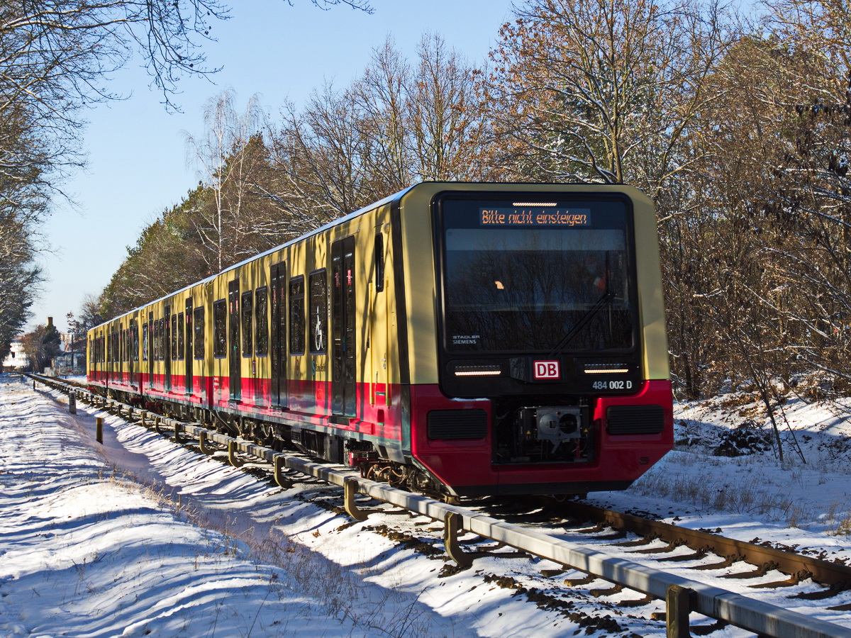 BR 483/484 der S Bahn Berlin (484 002) als S 47 in Richtung Berlin Spindlersfelde am 31. Januar 2021 am Bahnübergang an der Ostritzer Strasse.