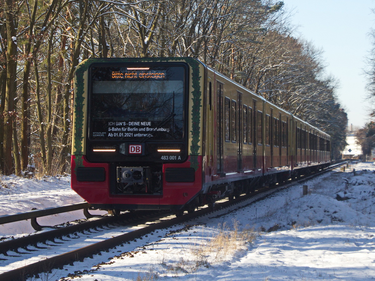 BR 483/484 der S Bahn Berlin (484 001) Die Neue S-Bahn seit dem 01. Januar 2021   als S 47 noch mit Hinweis zur Eröffnungsfahrt am 01. Januar 2021 in Richtung Berlin Spindlersfelde am 31. Januar 2021 am Bahnübergang an der Ostritzer Strasse.